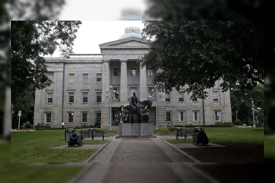 North Carolina Sahkan RUU Wajibkan Aparat Negara Bagian Bekerja Sama dengan ICE