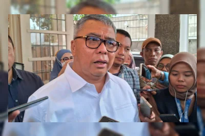 Jokowi Injak Kepala Kerbau saat Terima Gelar Adat, Netizen Ramai Berkomentar