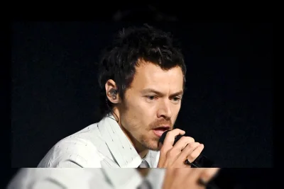 Harry Styles Pingsan di Panggung karena Tersedak, Bukan karena Gelombang Panas