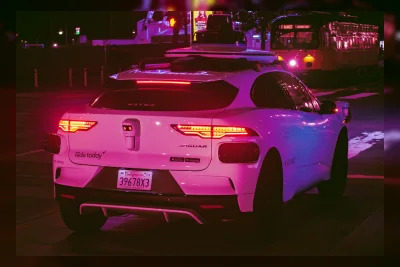 Remaja Berulah di Waymo: Nongkrong di Jendela Robotaxi