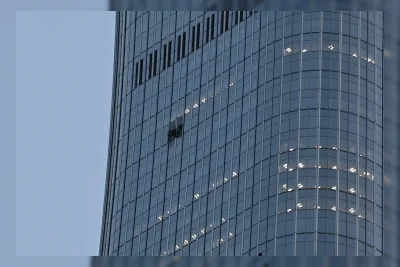 Pesawat Ringan Tabrak Gedung Pencakar Langit di Beijing