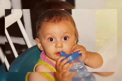 Tebak Masa Kecil Penyanyi Hits 'Hide Away' yang Dulu Suka Minum dari Sippy Cup