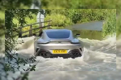 Aston Martin Vantage Milik 'James Pond' Tenggelam di Genangan Air