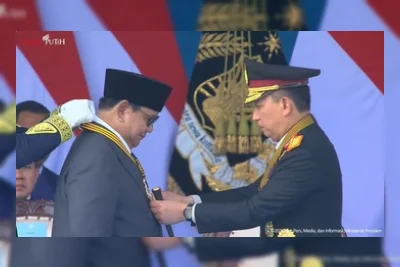 Polri Anugerahkan Medali Kehormatan Loka Praja Samrakshana kepada Presiden Prabowo