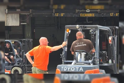 Pekerja Forklift di MSG Pakai Kaos Vintage Taylor Swift Saat Persiapan Pernikahan