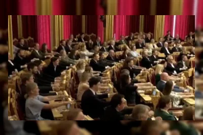 Viral Anggota Parlemen Norwegia Lakukan Viking Row di Ruang Sidang