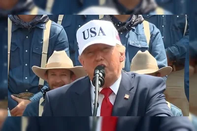 Trump Bercanda soal 'Threesome' dengan Putra-Putranya di Acara Publik