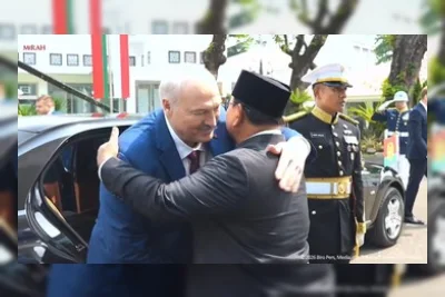 Prabowo Sambut Hangat Presiden Belarus Lukashenko di Istana Merdeka
