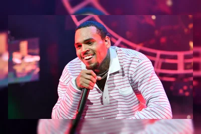 Chris Brown Aksi Panggung Vulgar, Grind ke Penggemar di Atas Matras