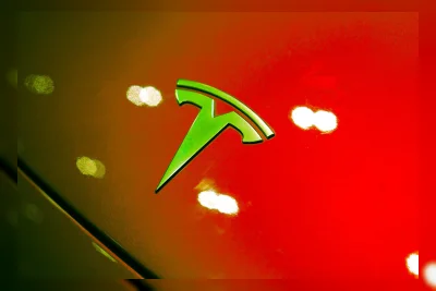 Tesla Tabrak Kafe di California, Satu Tewas
