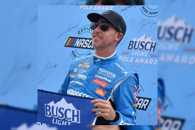 Denny Hamlin Raih Pole Position di Chicagoland Speedway, Kalahkan Kyle Larson