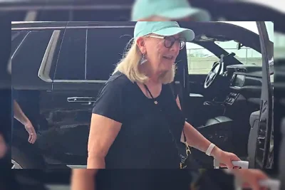 Donna Kelce Pulang Usai Pernikahan Taylor Swift dan Travis Kelce