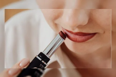 5 Pilihan Lipstik Cokelat yang Bikin Kulit Sawo Matang Terlihat Makin Elegan dan Eksotis