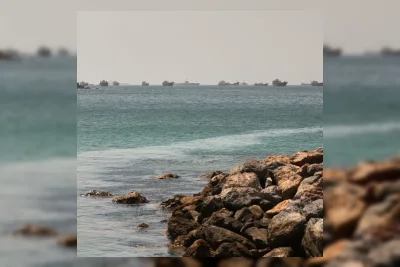 Kapal Tanker Terbakar Usai Terkena Proyektil di Selat Hormuz