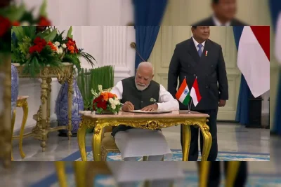 PM Modi Tanda Tangan Buku Tamu saat Bertemu Presiden Prabowo di Jakarta