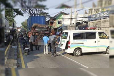 Truk Kontainer Tabrak 5 Motor di Pandaan Pasuruan, 3 Tewas
