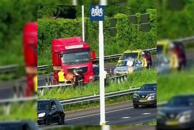 Truk Tabrak Pembatas Jalan di A15, Lalu Lintas Macet Parah