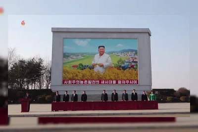 Korea Utara Pasang Mural Besar Kim Jong Un di Pusat Kota