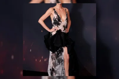 Charlize Theron Tampil Memukau dengan Gaun Dior di Premiere The Odyssey Paris