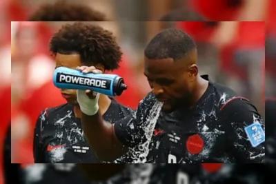 Kenapa Pesepak Bola Sering Muntahkan Minuman di Lapangan? Begini Penjelasan Pakar