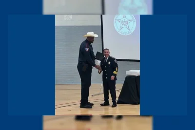 Polisi Texas Setinggi 2,2 Meter Resmi Bertugas
