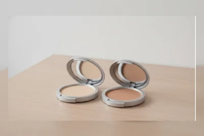Beda Two Way Cake dan Powder Foundation, Mana yang Lebih Bagus?