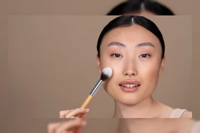 4 Cara Memakai Bedak agar Tahan Lama Tanpa Foundation