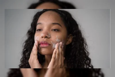 Apa Bedanya Facial Wash dan Facial Cleanser? Kenali Sebelum Membeli