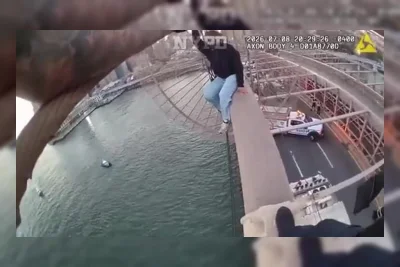Polisi NYPD Selamatkan Wanita yang Duduk di Kabel Brooklyn Bridge