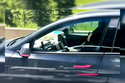 Pengemudi Tesla Tertidur di Kecepatan 100 km/jam, Dua Anak di Kursi Belakang