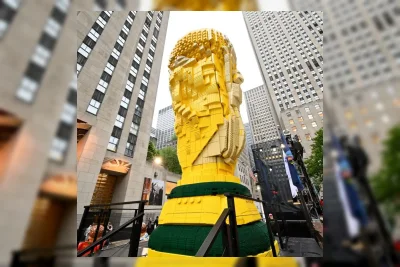 LEGO Pamerkan Replika Raksasa Piala Dunia di New York