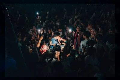 Viral Momen Pria Lamar Kekasih saat Niki Nyanyi di Prambanan Jazz