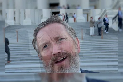 Thomas Massie Tolak Isi Kursi Mitch McConnell di Senat