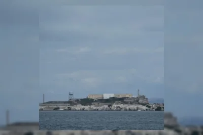 Penjaga Pantai Cari Satu Orang Hilang Akibat Kebakaran Kapal di Dekat Alcatraz