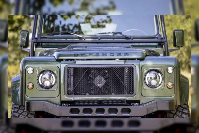 Restomod Land Rover Defender Ini Dijual Lebih Mahal dari Dua OCTA Baru