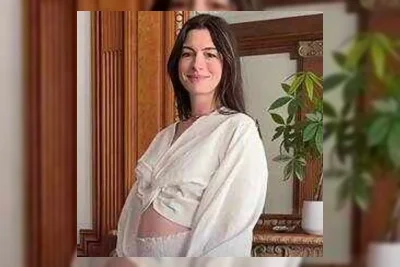 Anne Hathaway Umumkan Kehamilan Ketiga di Acara Larut Malam