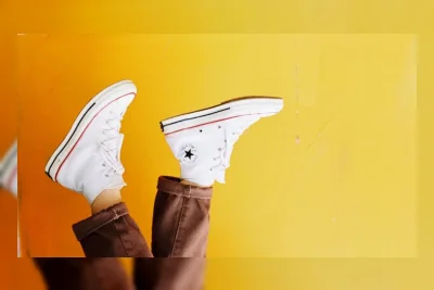 6 Cara Membersihkan Sepatu Sekolah Putih agar Kembali Kinclong