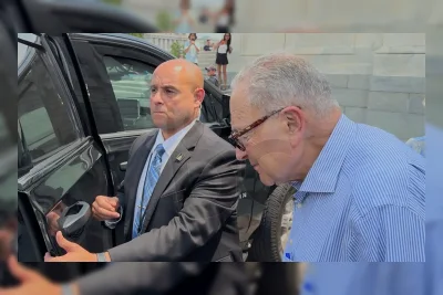 Chuck Schumer Bungkam Ditanya soal Kentut di Ruang Sidang Senat