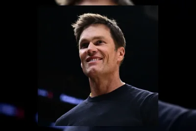 Tom Brady Tampar Logan Paul di Atas Panggung Fanatics Fest