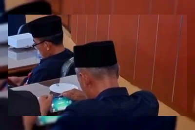 Viral Pejabat Madiun Main Game Saat Rapat Paripurna DPRD, Ternyata Camat