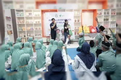 Senyum Bahagia Fatih Saat Terima Tas Baru dari Gramedia-Dompet Dhuafa