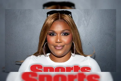 Lizzo Tampil Percaya Diri di Sampul Sports Illustrated Swimsuit