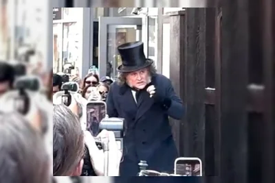 Johnny Depp Kejutkan Penggemar Comic-Con sebagai Ebenezer Scrooge