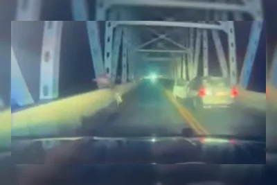 Video: Pengemudi Kabur di Missouri Hentikan Mobil, Terjun Kepala Lebih Dulu dari Jembatan