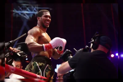 Anthony Joshua Kalahkan Kristian Prenga, Siap Hadapi Tyson Fury
