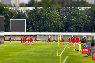 Punggung Herdman Dipijat Staf Jelang Lawan Kamboja