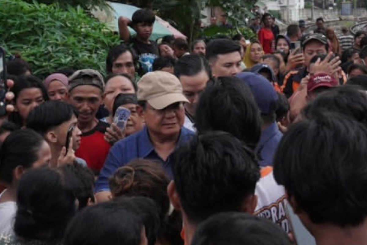 Detik-Detik Prabowo Blusukan ke Permukiman Bantaran Rel Stasiun Senen Hingga Bagikan Uang 2 Juta Rupiah ke Setiap KK