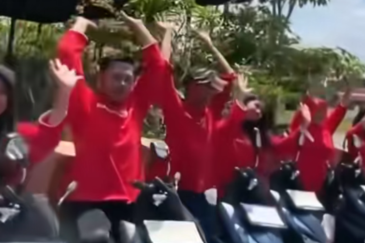 Pemilik Pawon Ayu Kartasura Beri Apresiasi Motor untuk 29 Karyawan Jelang Lebaran