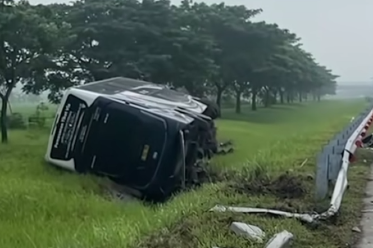 Bus Indorent Jakarta-Malang Kecelakaan di Tol Ngawi, Pramugari Tewas dan 32 Penumpang Luka