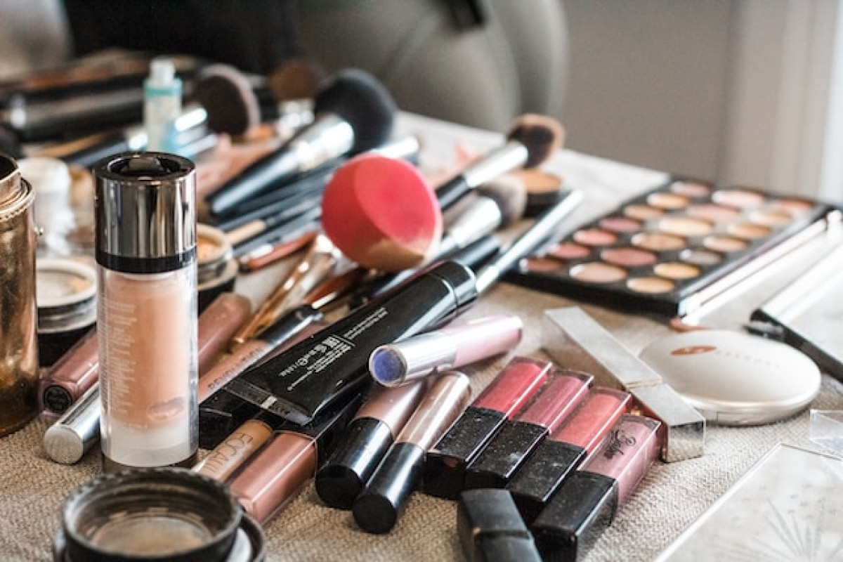 Bahaya Tidak Hapus Makeup Saat Tidur, Nomor 4 Buat Khawatir dan Gak Banget Menurut dr Saddam Ismail